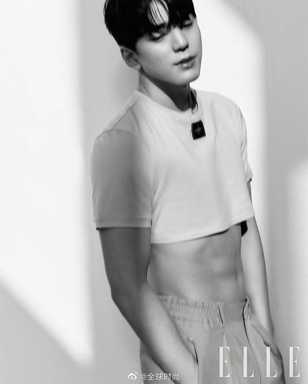 金旻奎ellekorea五月刊社内相亲的男二露出八块腹肌