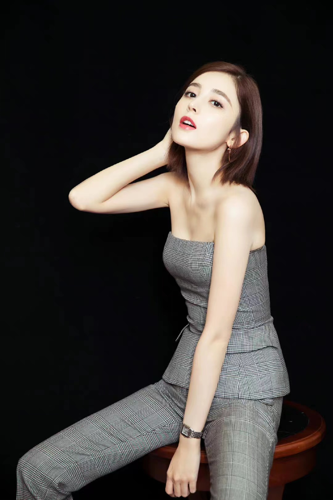 古力娜扎拍写真，穿英伦灰色格子抹胸配九分裤套装，高级感十足休闲区蓝鸢梦想 - Www.slyday.coM
