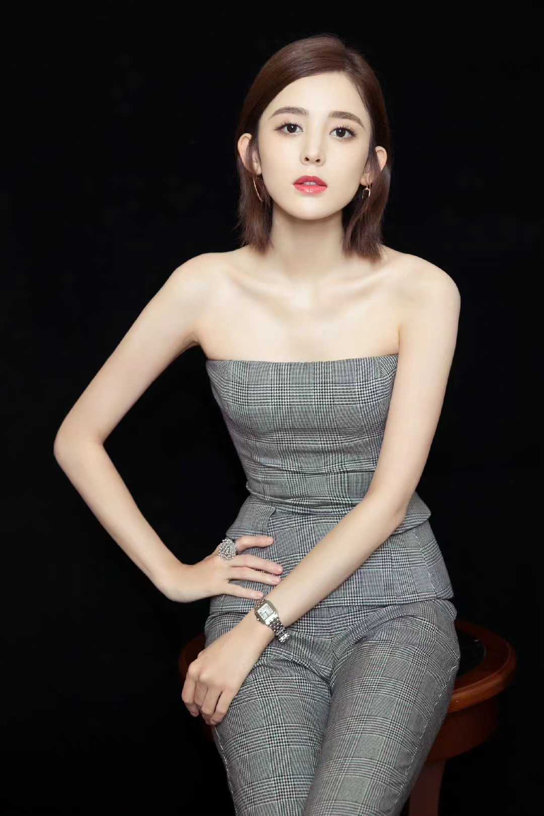 古力娜扎拍写真，穿英伦灰色格子抹胸配九分裤套装，高级感十足休闲区蓝鸢梦想 - Www.slyday.coM