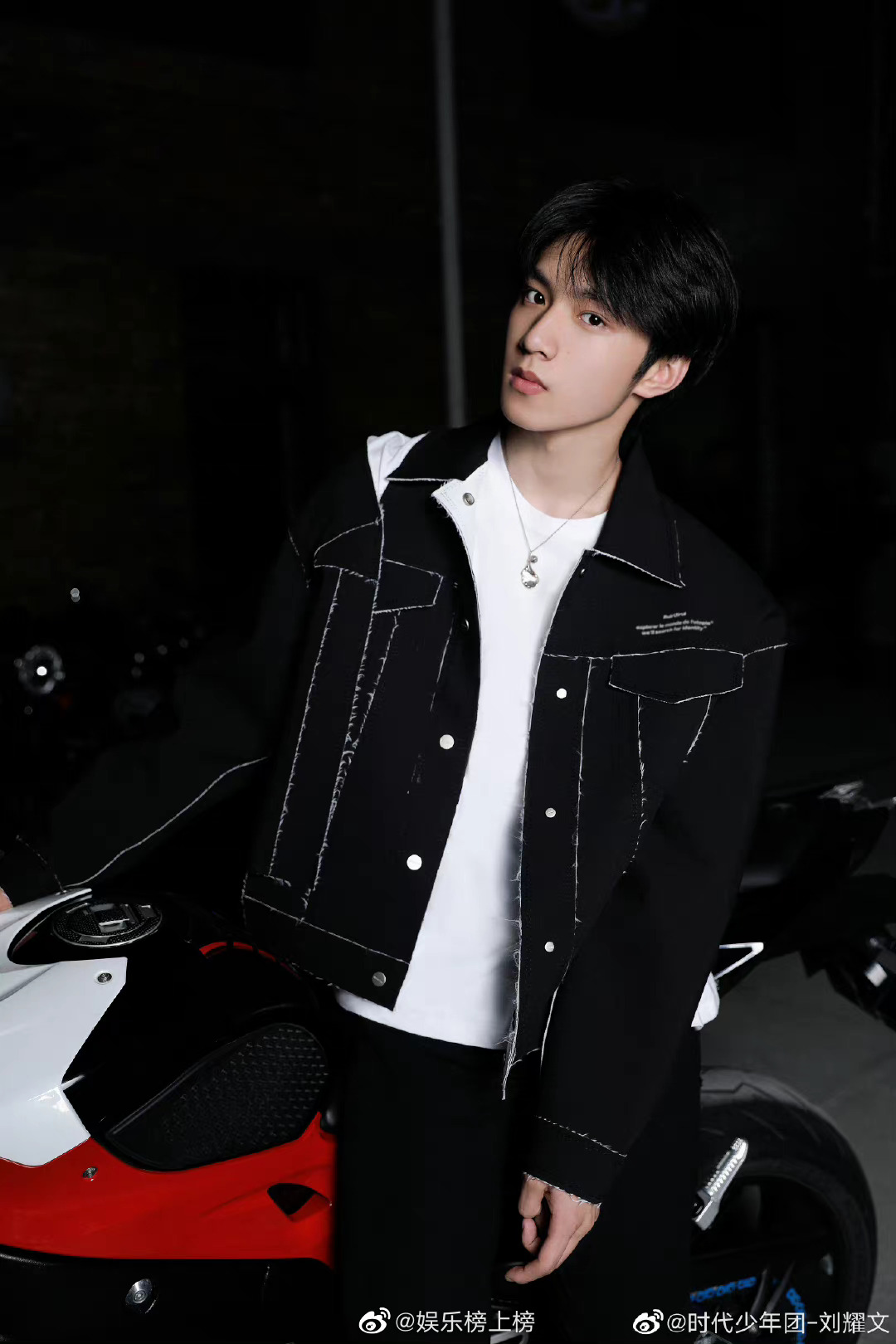 刘耀文晒最新自拍配文不热身材比例好优越