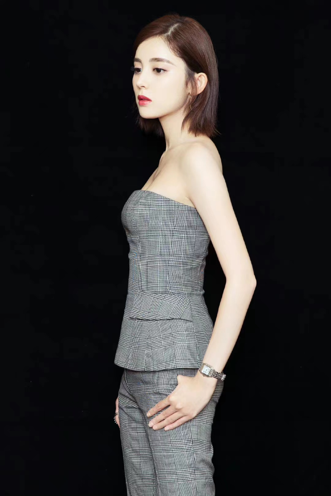古力娜扎拍写真，穿英伦灰色格子抹胸配九分裤套装，高级感十足休闲区蓝鸢梦想 - Www.slyday.coM