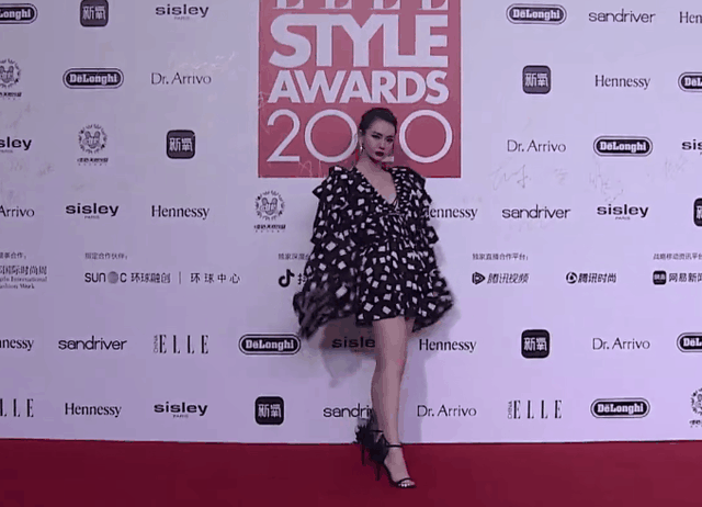 这些年,明星的做作红毯,白眼飞上天、扭捏成了精,原谅我笑出声休闲区蓝鸢梦想 - Www.slyday.coM 这些年,明星的做作红毯,白眼飞上天、扭捏成了精,原谅我笑出声休闲区蓝鸢梦想 - Www.slyday.coM