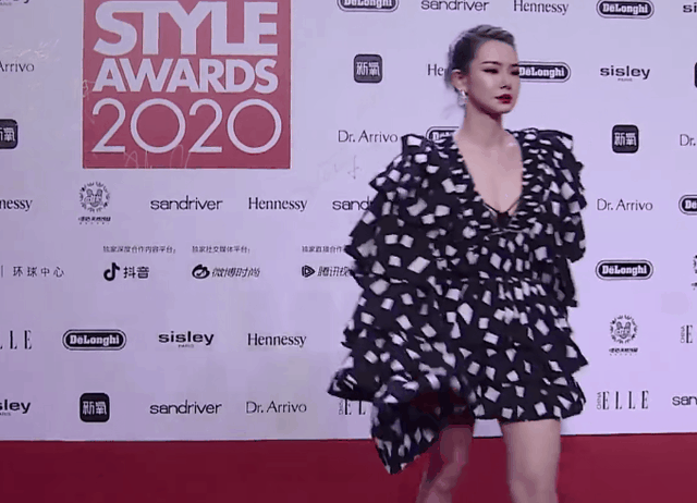 这些年,明星的做作红毯,白眼飞上天、扭捏成了精,原谅我笑出声休闲区蓝鸢梦想 - Www.slyday.coM 这些年,明星的做作红毯,白眼飞上天、扭捏成了精,原谅我笑出声休闲区蓝鸢梦想 - Www.slyday.coM