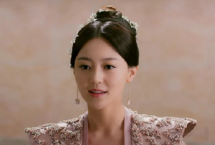 那么素锦族曾经对天族有恩,为何天君却不念旧情呢?哪怕按律量刑也好