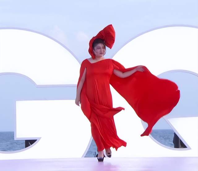 这些年,明星的做作红毯,白眼飞上天、扭捏成了精,原谅我笑出声休闲区蓝鸢梦想 - Www.slyday.coM 这些年,明星的做作红毯,白眼飞上天、扭捏成了精,原谅我笑出声休闲区蓝鸢梦想 - Www.slyday.coM