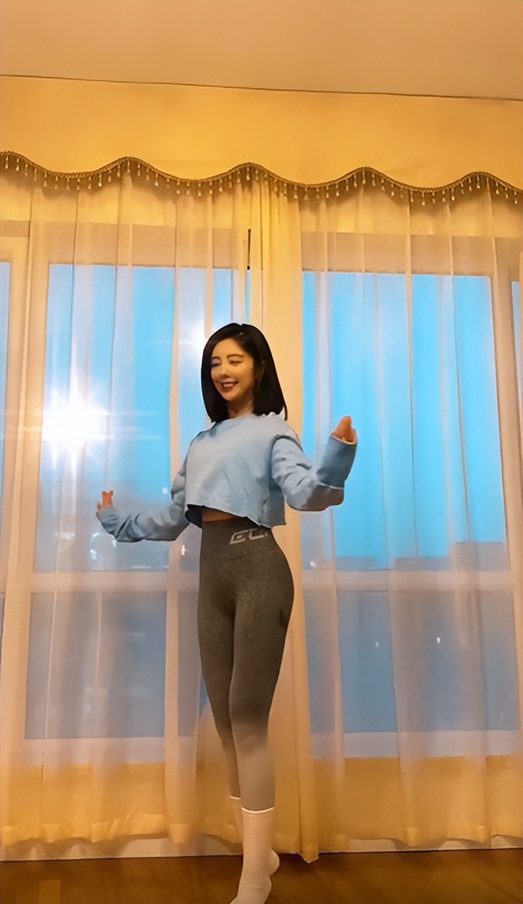 34岁赵奕欢跳舞秀细腰上衣太短露出黑色内搭双腿修长十分柔软