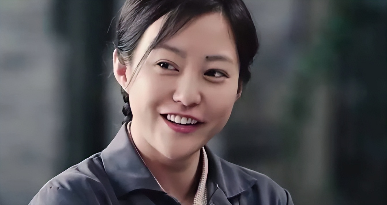 43岁郝蕾穿蕾丝深v拍杂志高开叉裙秀长腿斜靠楼梯喝酒太性感