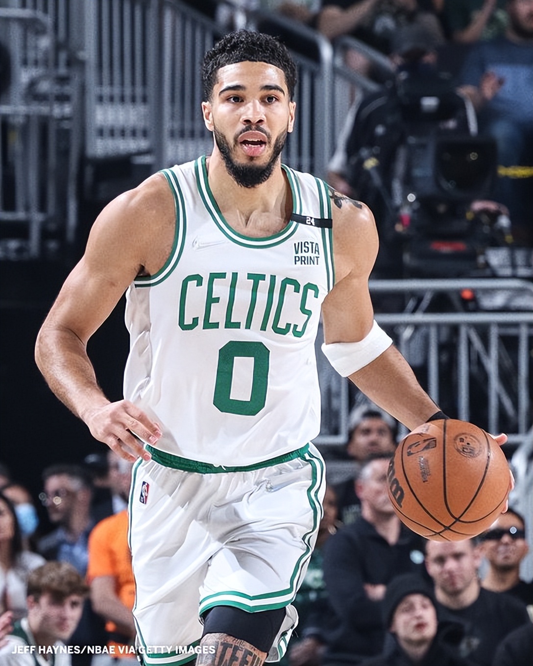 轰46 9队史第二人!塔图姆末节16分定胜局,美媒:他开启上帝模式