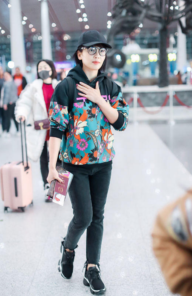 刘涛不刻意扮嫩印花卫衣看似土气却显年轻网友普通的像路人
