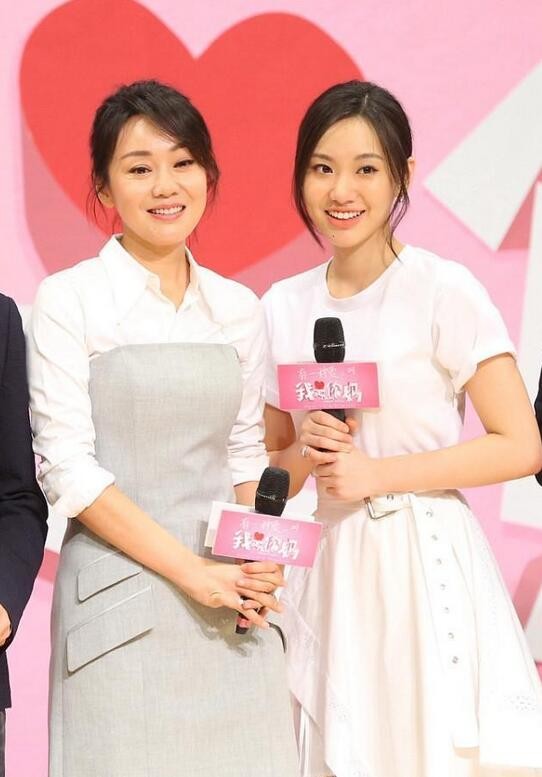 闫妮携女儿走红毯穿吊带裙妩媚多姿太抢镜女儿颜值普通成陪衬