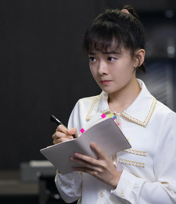 王丽娜在剧中饰演的杨小扬,长相甜美做事却毛躁,对于