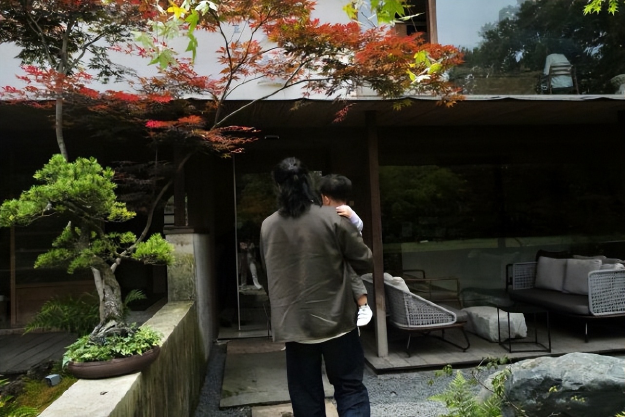 朱丹晒一家四口幸福时光周一围单手抱娃秀爸爸力长发造型抢镜