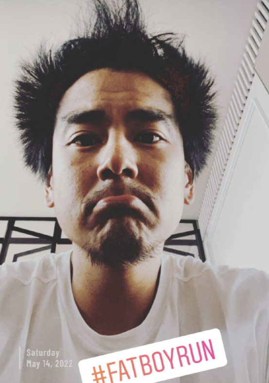 40岁彭于晏晒胡渣自拍头发竖起来似海胆不修边幅被嘲像流浪汉