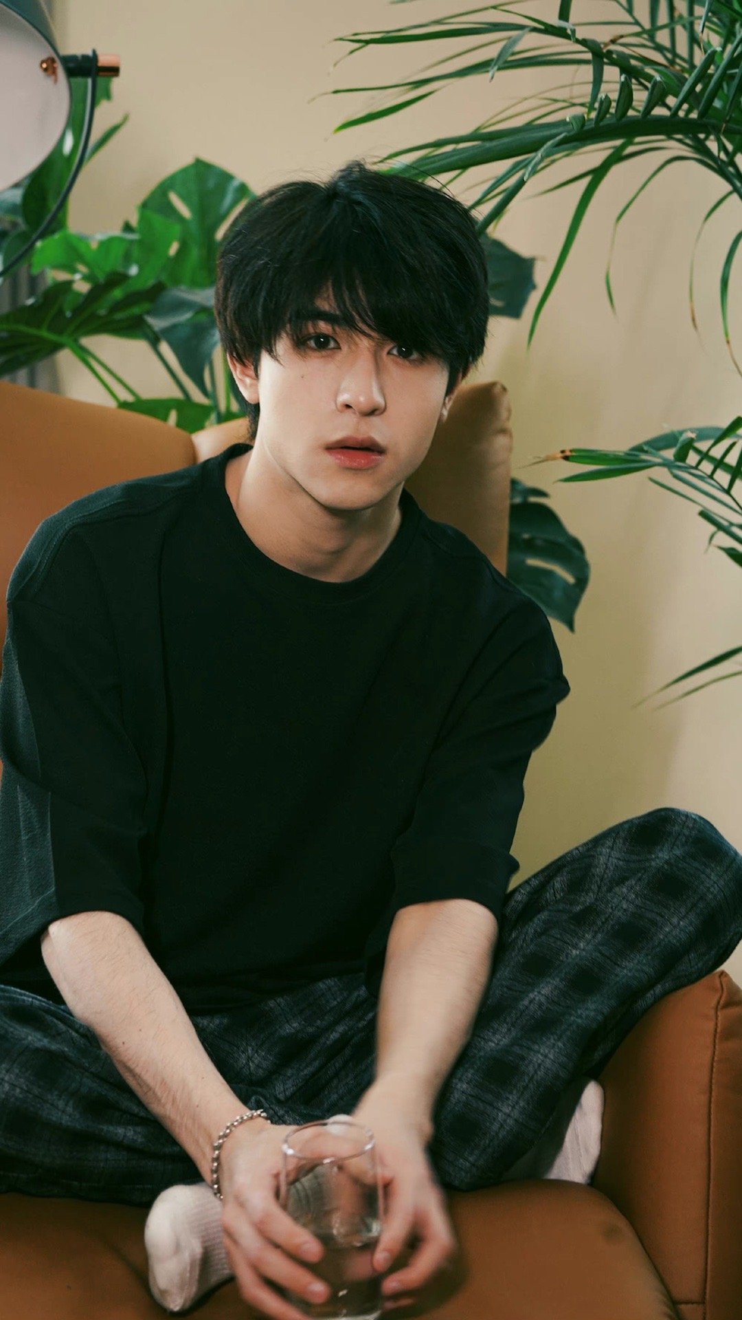 尹浩宇这组写真的雨天氛围感好强弟弟好帅