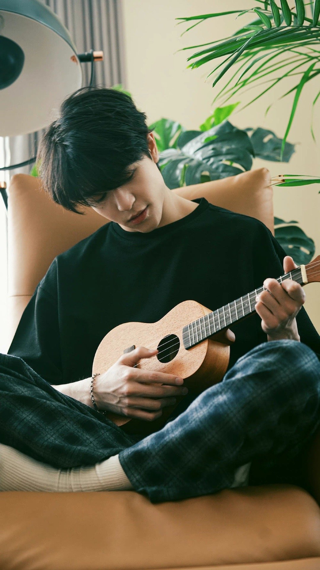 尹浩宇这组写真的雨天氛围感好强弟弟好帅