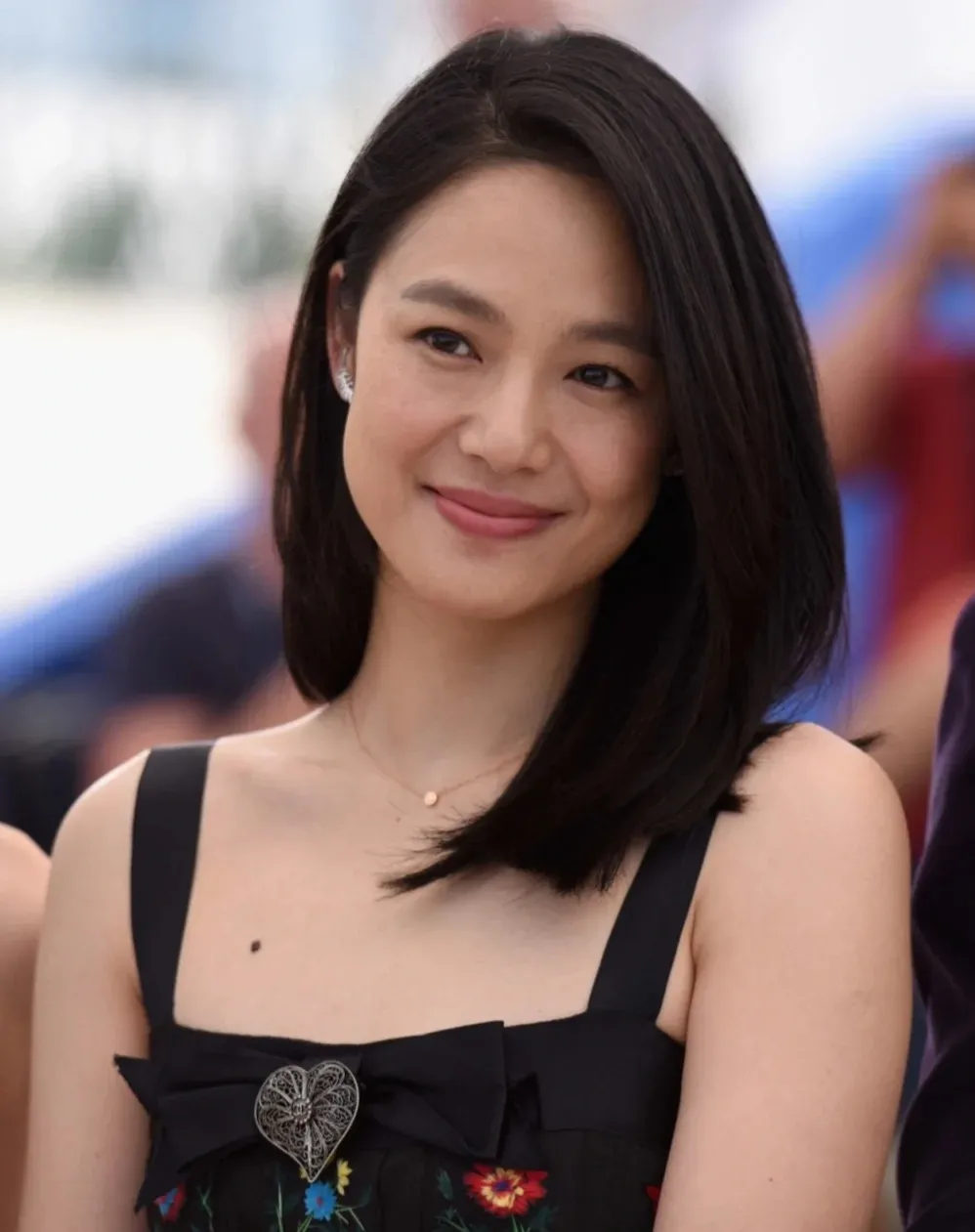 周韵和舒淇穿小黑裙同框气质差很大一个仙一个媚美似姐妹花