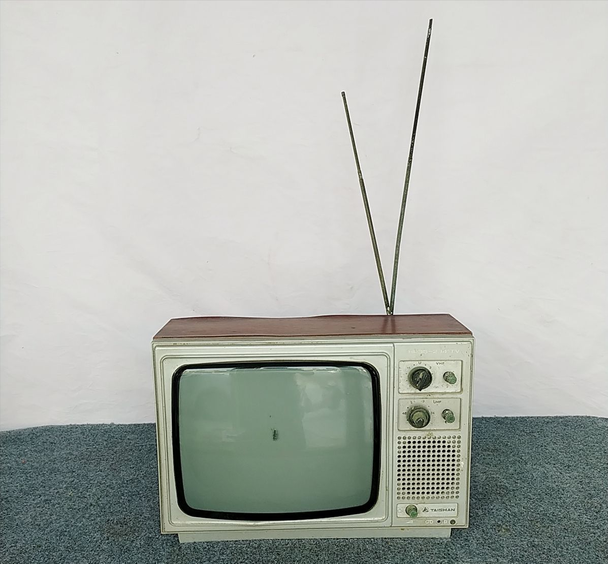 00后都没有见过这种黑白电视机,在80年代,可是非常的流行的,在那个