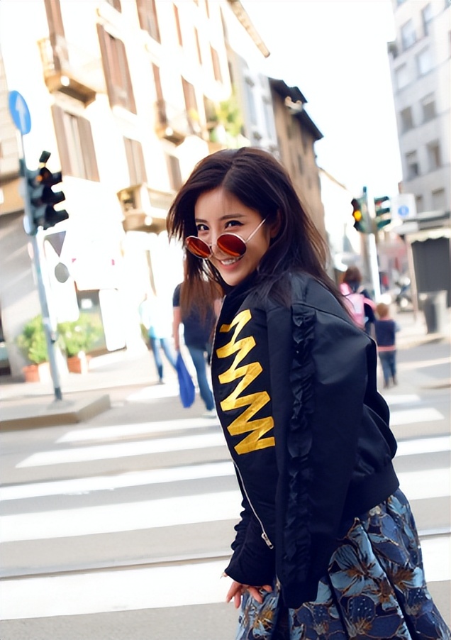 34岁赵奕欢跳舞秀细腰上衣太短露出黑色内搭双腿修长十分柔软