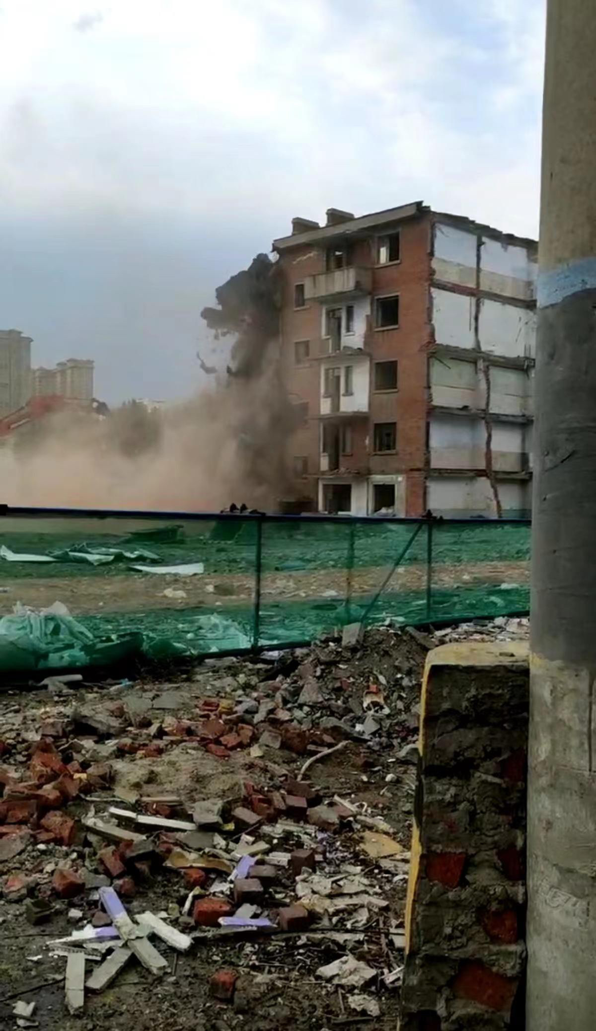 哈尔滨一办公楼坍塌 导致2人死亡 仍有2人被困 | 新唐人电视台