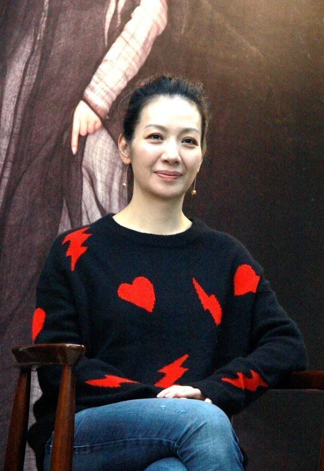 胡军的妻子实力证明气质更重要,就算脸上有皱纹,但并不影响颜值