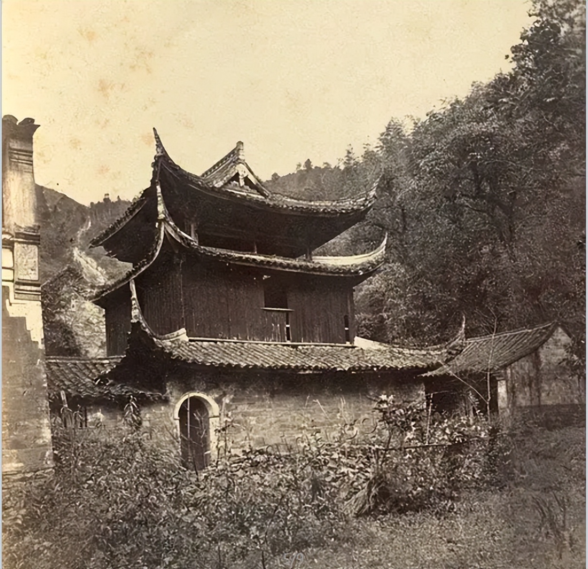 晚清风光:破败的老建筑,宁静的村庄,生态环境很不错