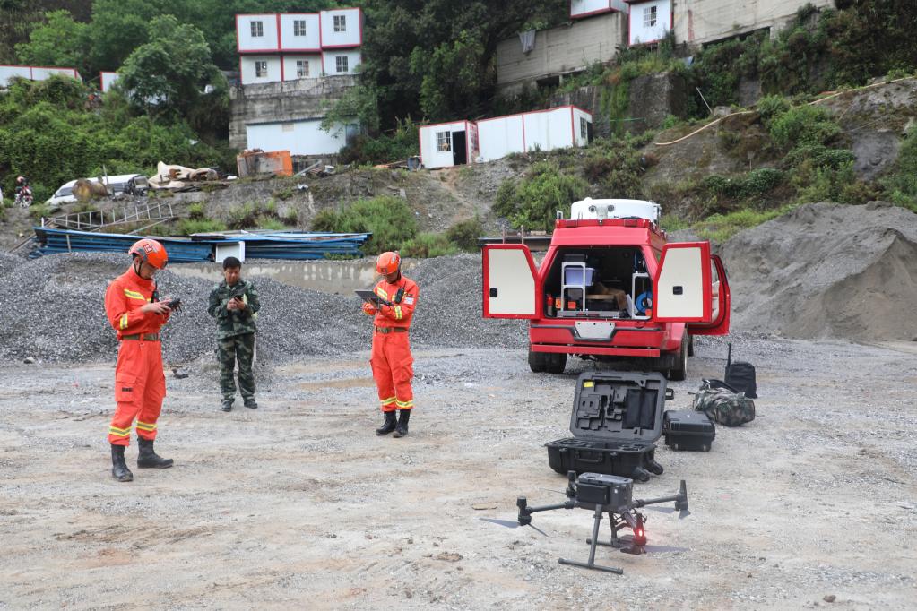 　　5月14日，云南省森林消防总队救援人员使用无人机开展救援工作。（云南省森林消防总队供图）