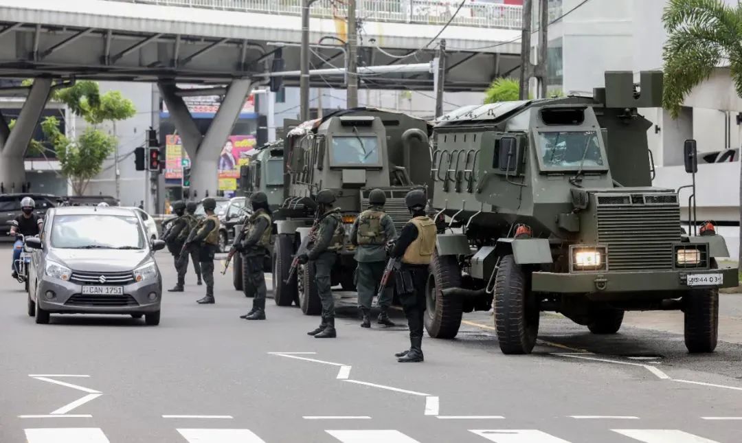 ▲当地时间2022年5月12日，斯里兰卡科伦坡，宵禁解除后，军事人员在街头巡逻。图/IC photo