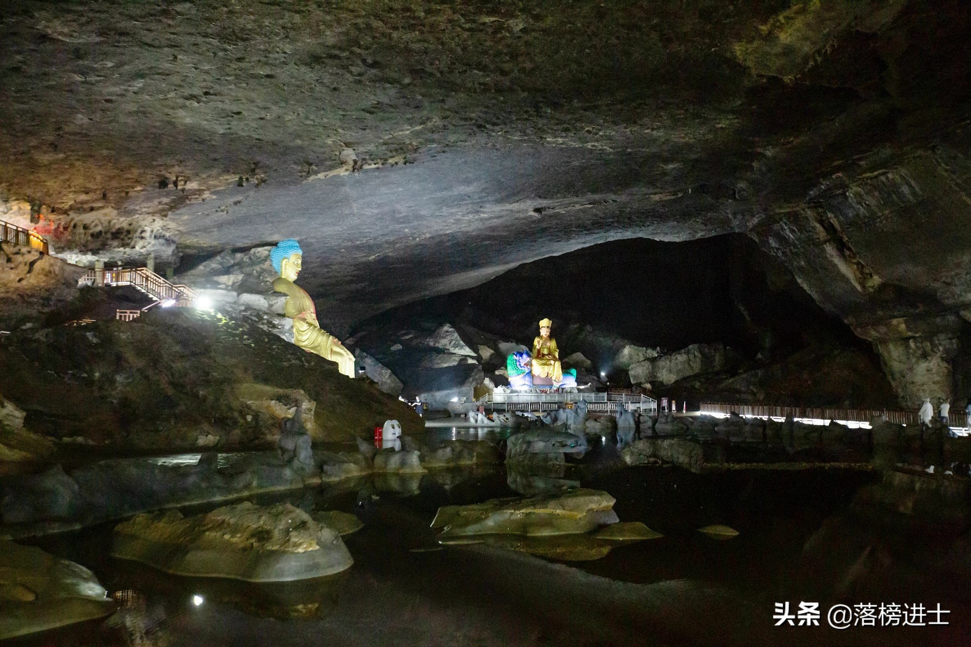 金佛山已被誉为避暑胜地,走入古佛洞,气温更是降了许多.