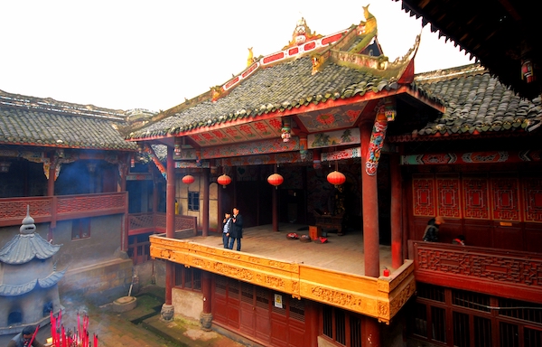 天上宫戏台环顾四周,素雅肃穆的观音殿与金碧辉煌的