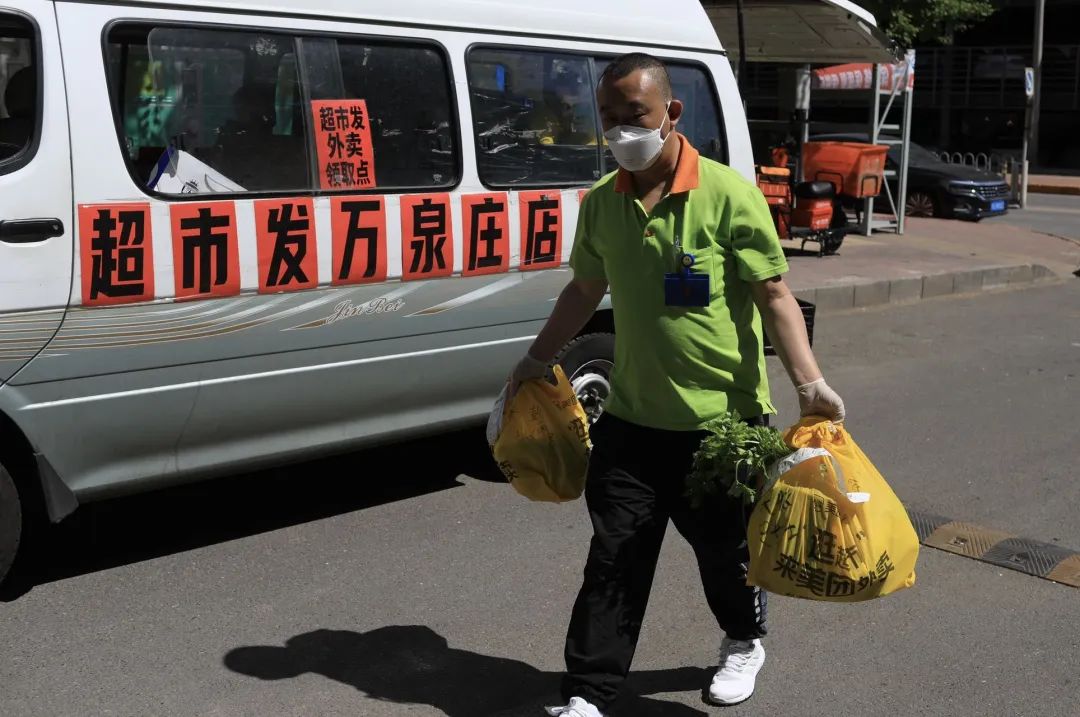 街道连夜与物美超市,超市发等单位联系对接保供需求,逐一落实与管控