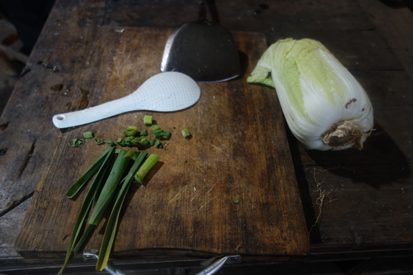 2月18日,姚元清做中饭,切的菜。