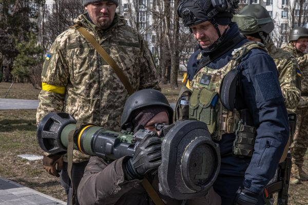 3月9日，乌克兰一名领土防卫部队成员在基辅学习如何使用“标枪”反坦克导弹。（欧洲新闻图片社）