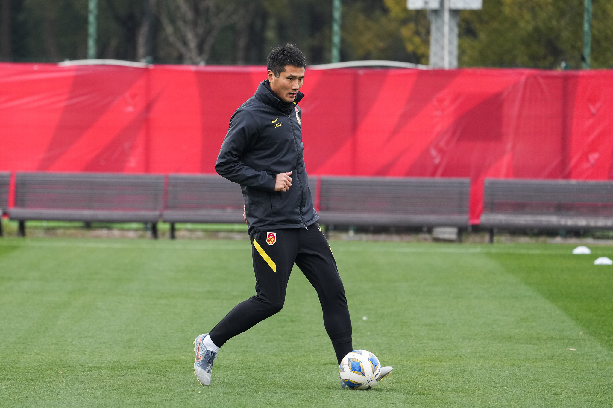 对话|邵佳一:中国足球正经历阵痛,需要更多青少年精英