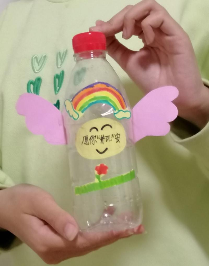 快看,一个个废弃的矿泉水瓶,在学生手中摇身一变,成了一朵漂亮的水晶