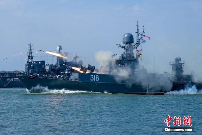 资料图：2019年7月，俄海军波罗的海舰队举行阅兵，俄军舰演示反舰火箭弹发射等实战化科目。中新社记者 吴浩宇 摄