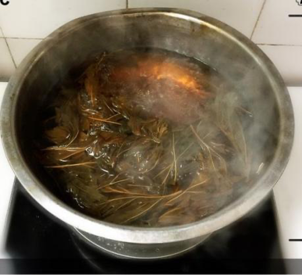 将艾叶50克,苍术50克,藿香30克,佩兰30克,白芷30克,用冷水浸泡1小时
