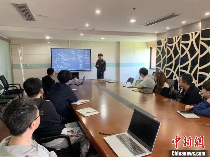 刘栋良为学生答疑解惑。 受访者供图
