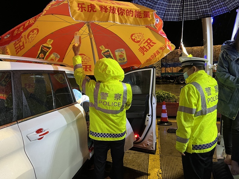 人民公安为人民！孕妇高速服务区分娩，警医联动搭建“特殊产房”休闲区蓝鸢梦想 - Www.slyday.coM