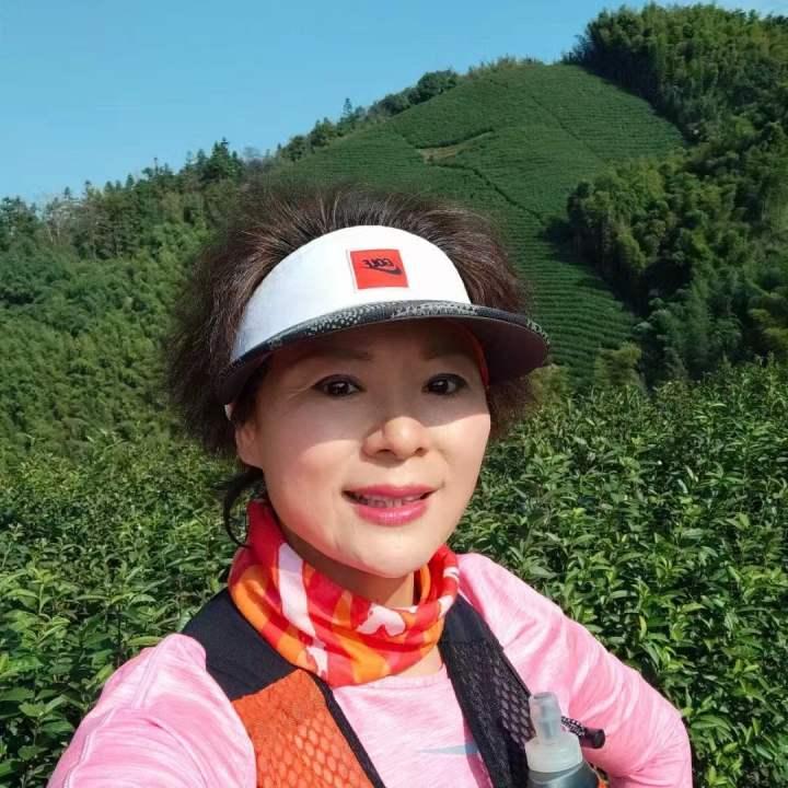 2018年径山建成了双溪绿道,丈夫拖着周彩娟下楼散步,她被眼前的景色