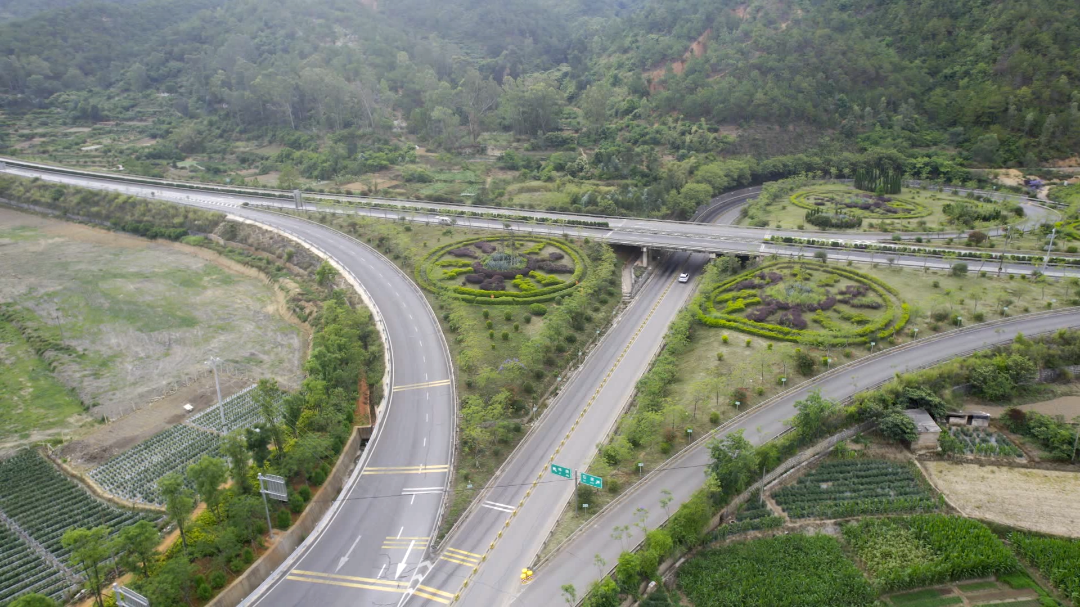 天候高速公路在石屏县境内分别由鸡石高速公路与石红高速公路组成.