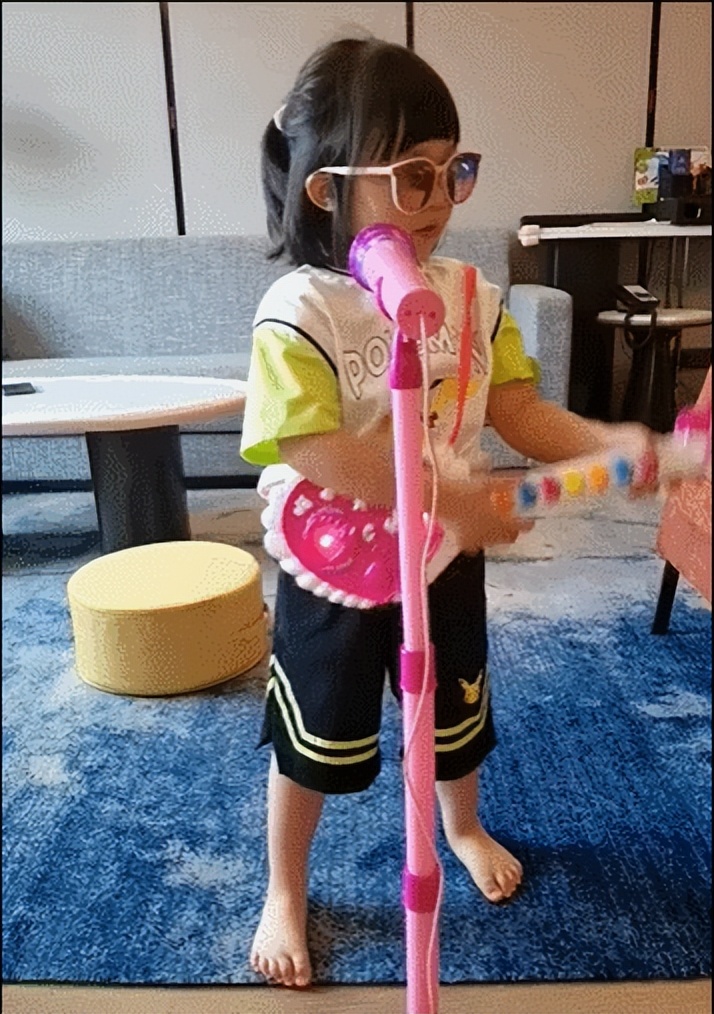 王祖蓝晒出女儿唱歌视频，gabby要继承爸爸衣钵，或将进入演艺圈休闲区蓝鸢梦想 - Www.slyday.coM