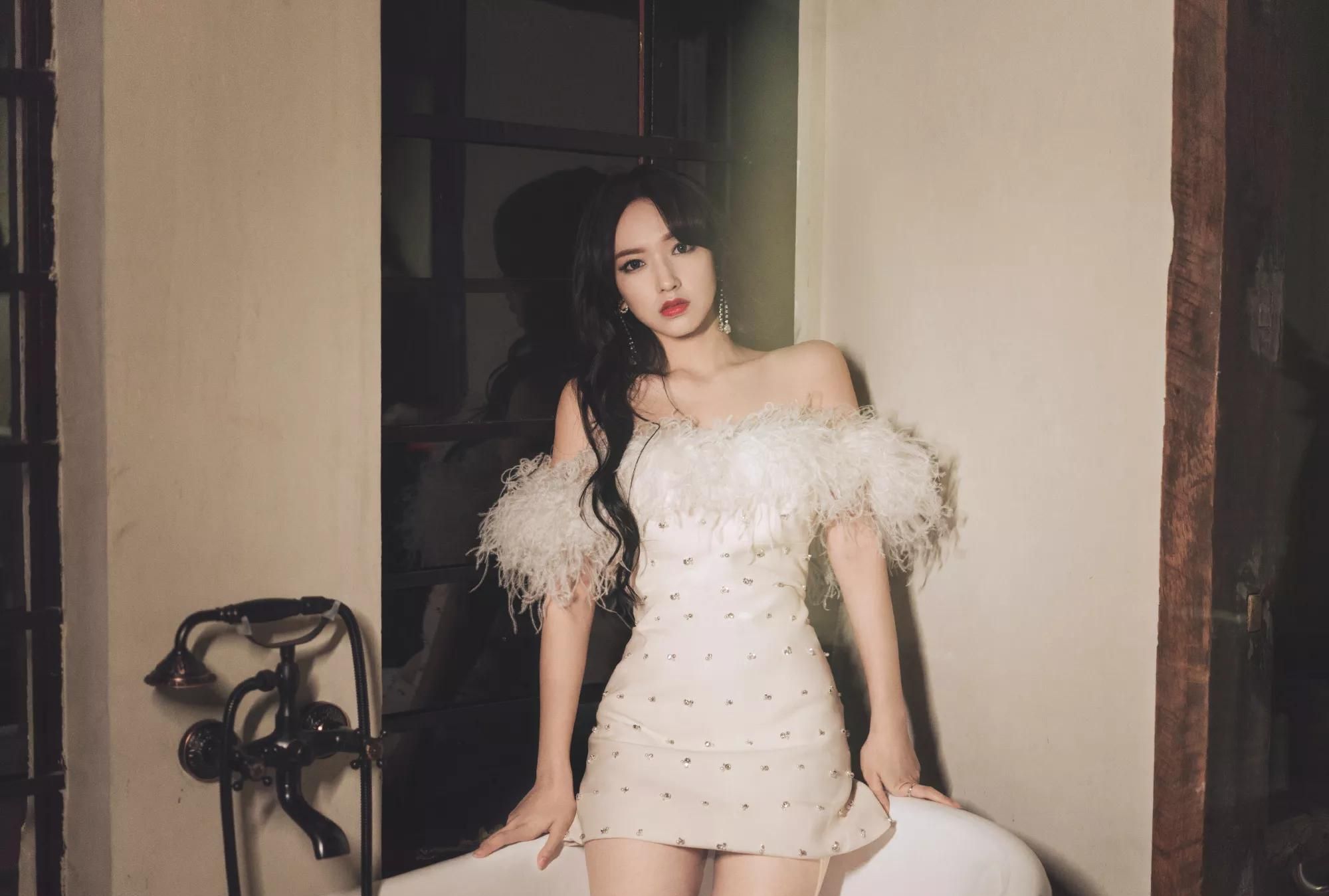 程潇星光熠熠程潇身穿白色毛绒露肩短裙现身