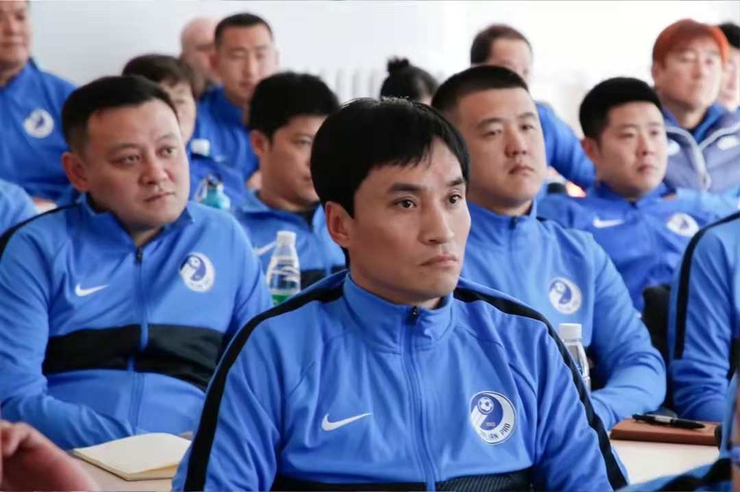 足球城新布局大连人梯队冠名金石湾万达小将挂帅周挺兼球员