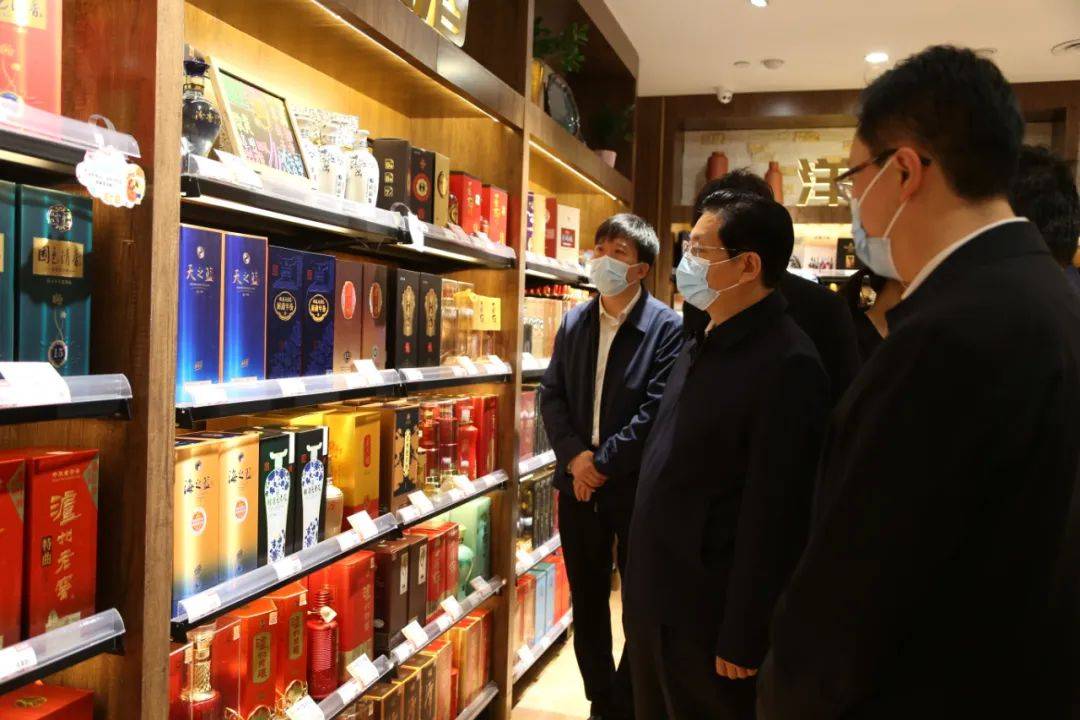 南阳市委书记朱是西到大统百货检查指导疫情防控和市场供应情况