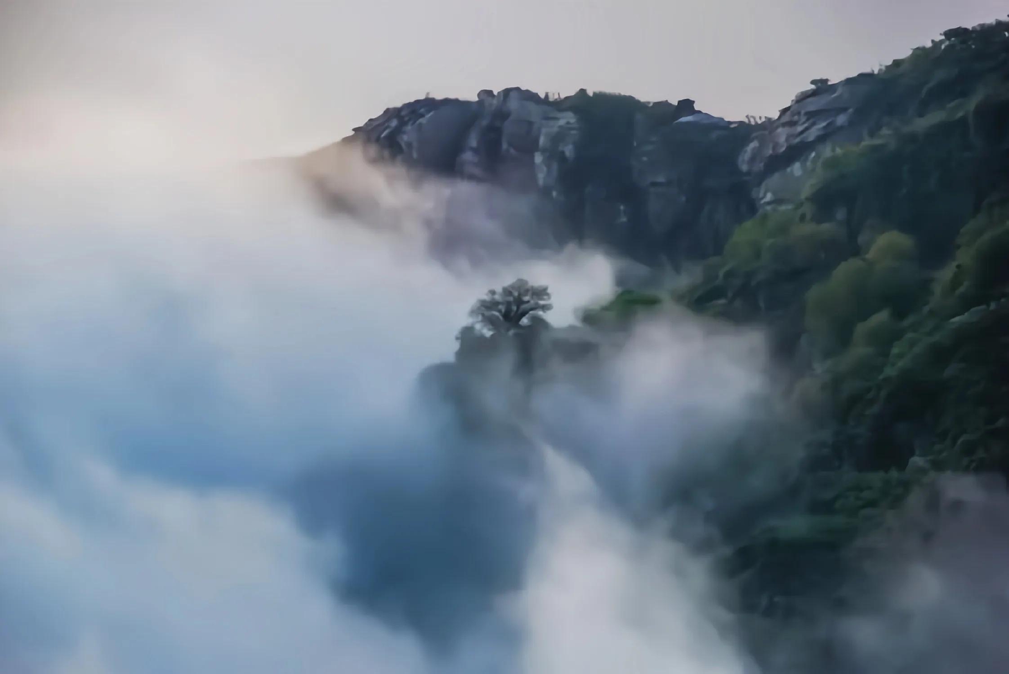 登高望远,奇山兀立,群山连亘,苍翠峭拔,云遮雾绕