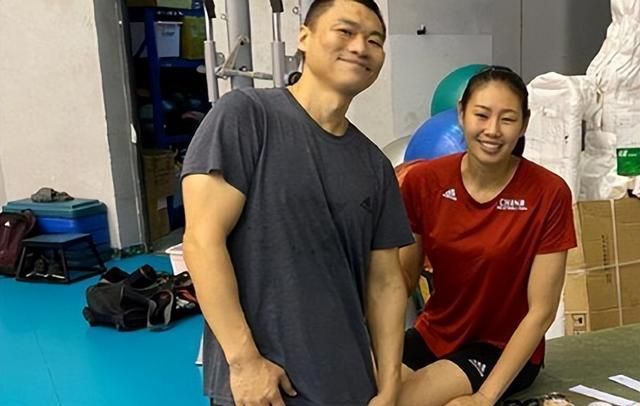 中国女排颜妮喜迎恋情男方高大帅气霸道示爱球迷纷纷送祝福