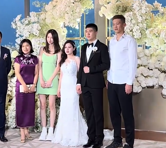 王薪凯婚礼集锦伴郎笑开花新浪亲吻杜锋周鹏阿联赶赴现场