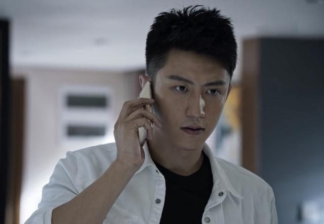 演员李飞摆地摊帮母亲卖鱼母亲浑身脏乱臭努力帮街坊装袋成交