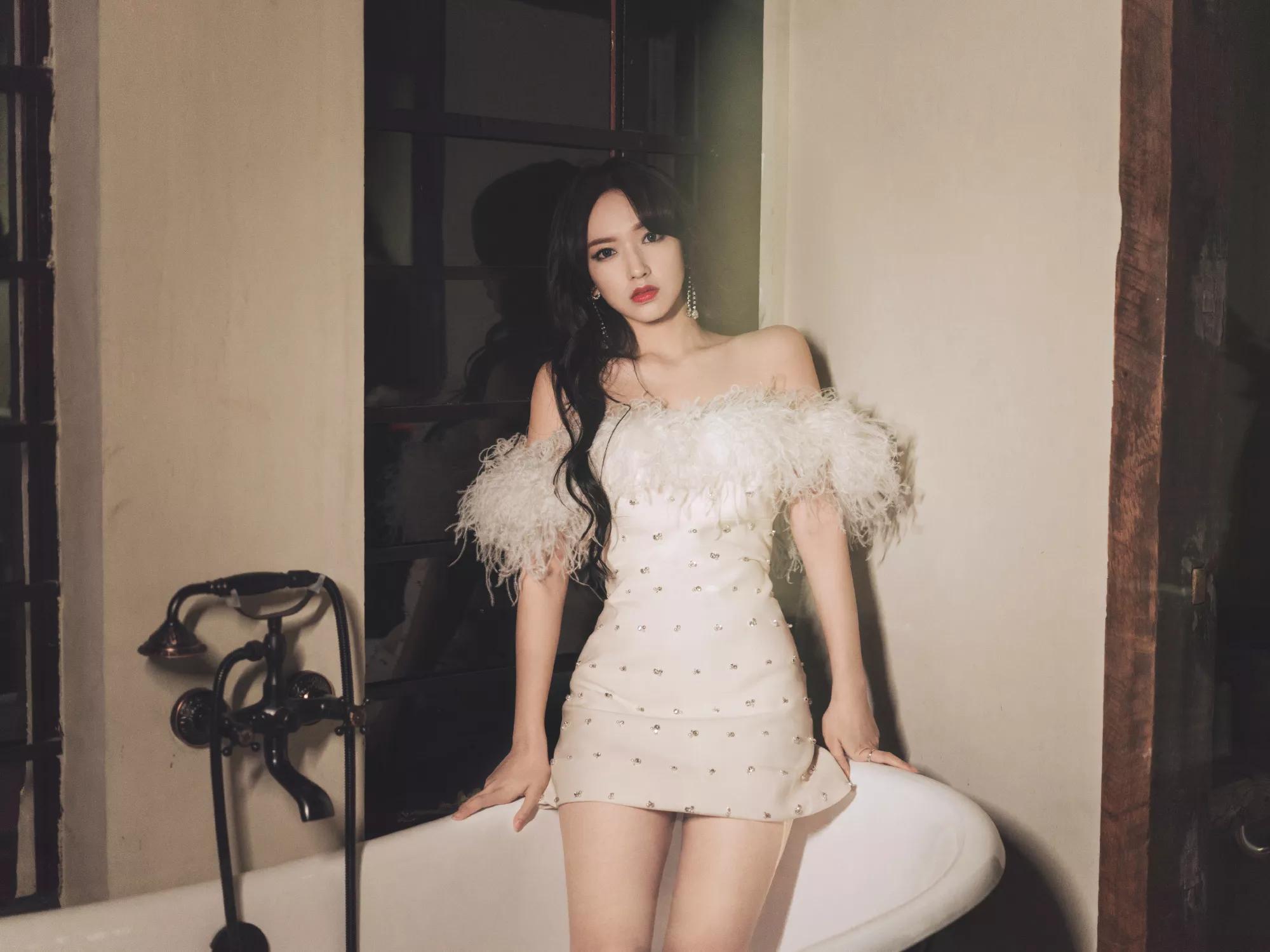 程潇星光熠熠程潇身穿白色毛绒露肩短裙现身