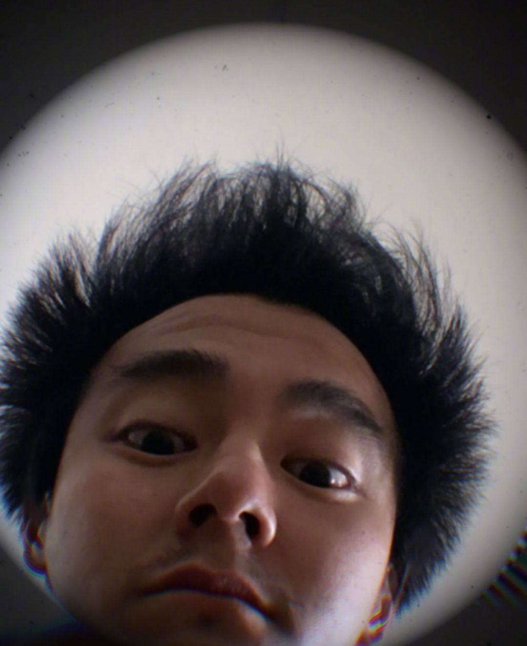 彭于晏晒自拍彻底放飞自我长发竖着像是野人胡子比眉毛还长